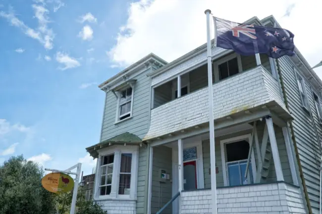 hospitality-brown-kiwi-travellers-hostel