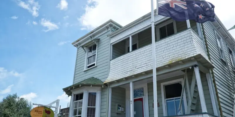 hospitality-brown-kiwi-travellers-hostel
