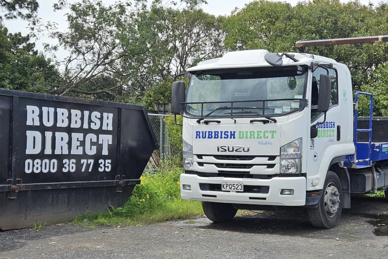 Skip bin with truck | Rubbish Direct